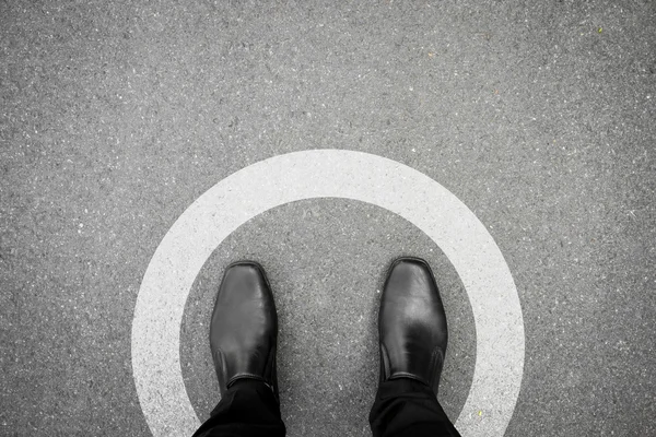 Zapatos negros de pie en círculo blanco — Foto de Stock