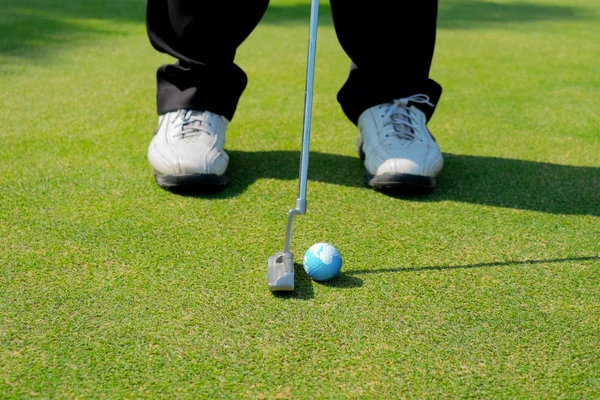 Golfista poniendo la tierra —  Fotos de Stock