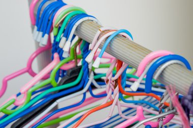 renkli elbise askıları