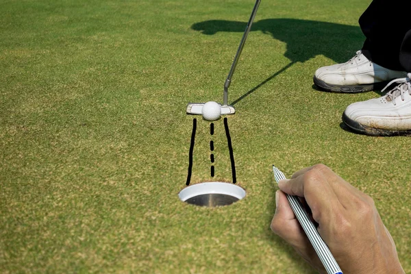 Golfspelare sättande golfboll — Stockfoto