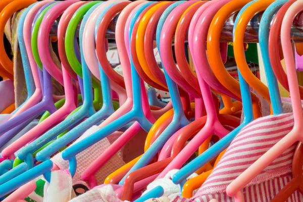 Kleurrijke kleerhangers — Stockfoto