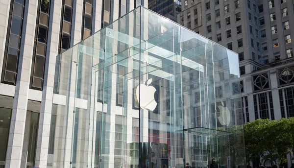 New York 'ta modern mimarinin sergilendiği Apple mağazasının cam küp girişi