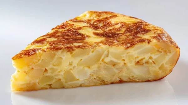 Beyaz arka planda yumurta ve patatesli geleneksel İspanyol omleti dilimi.
