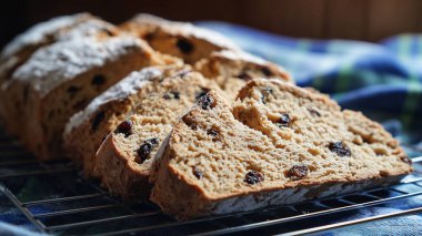 Taze İrlanda sodası dilimlenmiş ekmek ve tel askıda soğuyan kuru üzümler.