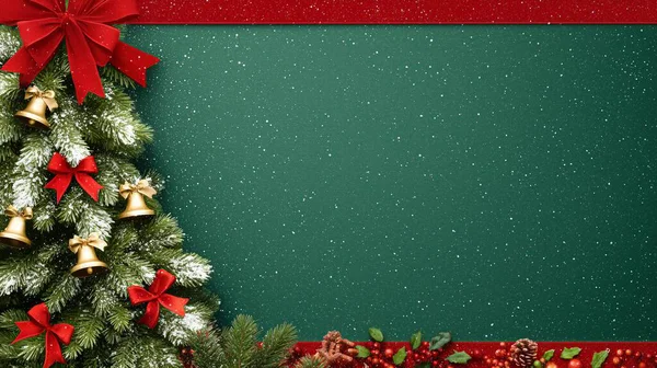 Kırmızı fiyonklarla süslenmiş Noel ağacı ve yeşil bir arka planda düşen karlar.