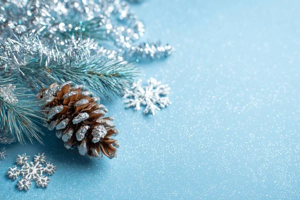 Parlayan çam kozalakları, köknar dalları ve kar taneleri fotokopi alanı ile şenlikli bir kış tatili ortamı yaratıyor.