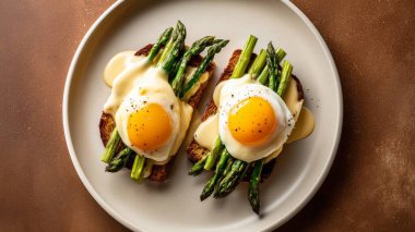 Kuşkonmaz ve kızarmış yumurta tepside kızarmış ekmek ve Hollandez sosu.