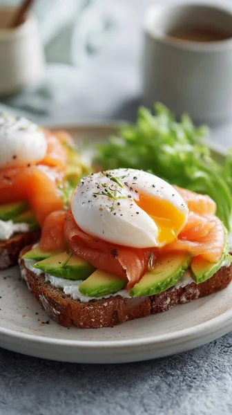 Üzerine krem peynir, avokado, füme somon ve haşlanmış yumurta konmuş tost dilimleri.