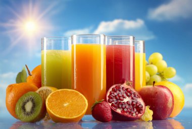 Çeşitli taze meyve suları ve sağlıklı ve canlı bir yaz içeceği sunulur.