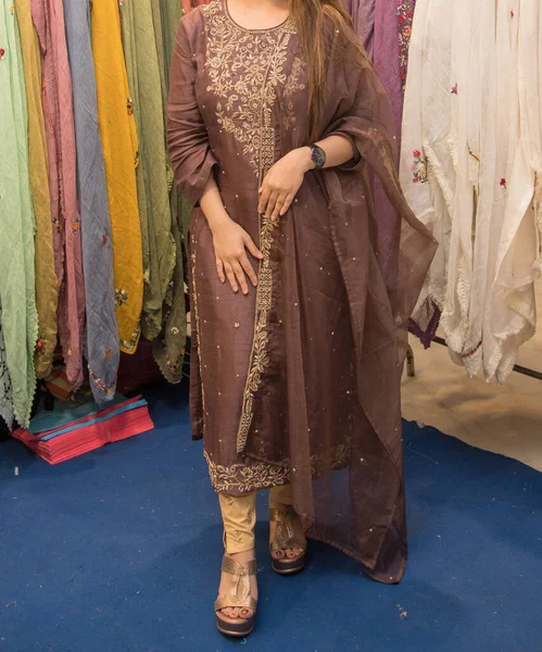 Costume Salwar Couleur Chocolat Avec Des Motifs Tendance — Photo