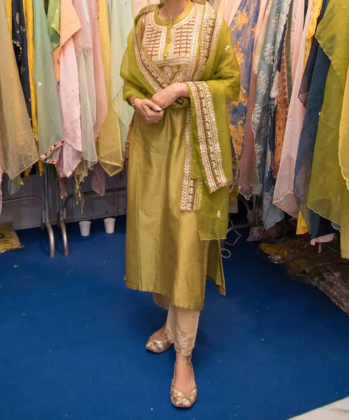 Modern Salwar Készlet Megfelelő Kendővel — Stock Fotó