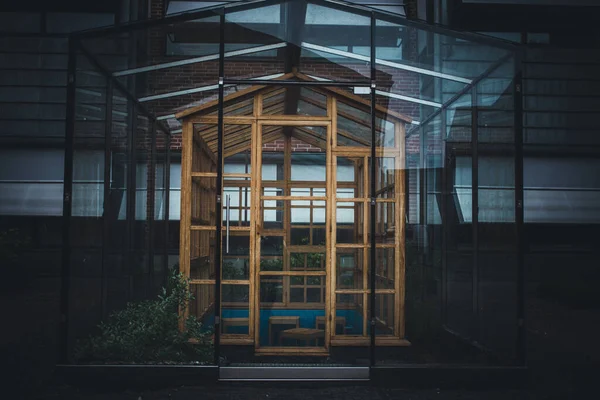 Gartenhaus innerhalb eines Gartenhauses. Es ist ein Studienplatz für Studenten in Schweden — Stockfoto