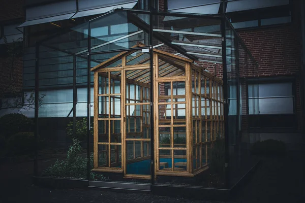 Gartenhaus innerhalb eines Gartenhauses. Es ist ein Studienplatz für Studenten in Schweden — Stockfoto
