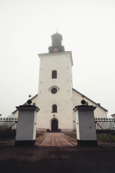 清教徒教堂介于清教徒和清教徒之间的浓雾中的教堂 — 图库照片