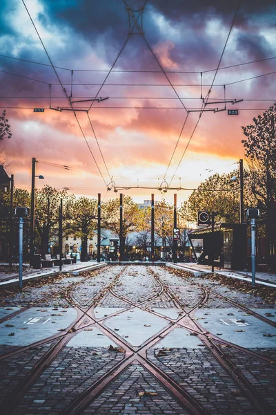 Huellas de tranvía y el sol se levanta lentamente en el horizonte —  Fotos de Stock