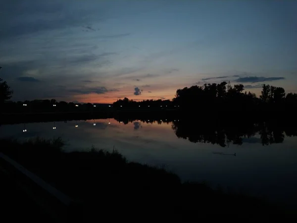 Beau Crépuscule Sur Remblai Petit Étang Avec Une Grande Réflexion — Photo