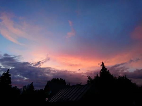 Vacker Himmel Med Rundade Fina Färgade Coluds Skymningen Liten Stad — Stockfoto