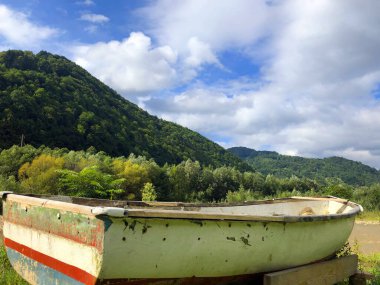 Karpatlar 'da terk edilmiş bir tekne.