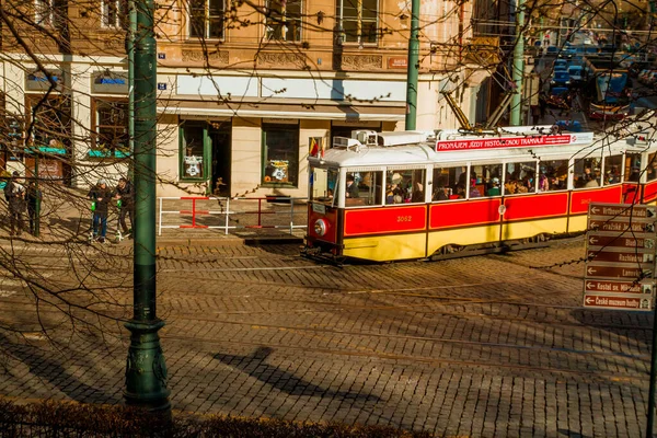 布拉格市中心的旧电车 — 图库照片