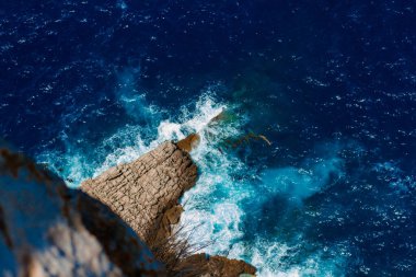 Uçurumdan mavi okyanusa ve dalgalara bak, güzel mavi su