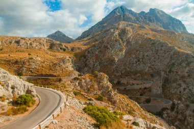Dağların arasından geçen çöldeki dağ yolu, Mallorca, İspanya