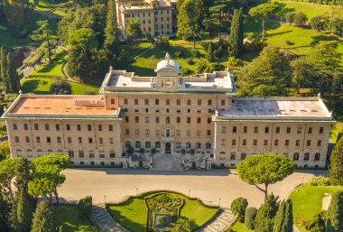 Roma ağaçları ile çevrili Sarayı