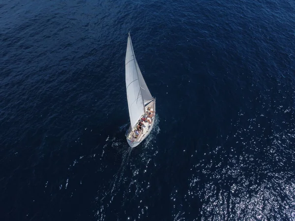 在海里航行的帆船 — 图库照片