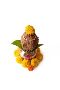 Kalash pujan Hint festivali akshaya tritiya dekoratif kalaşla hindistan cevizi ve çiçek desenli yaprak