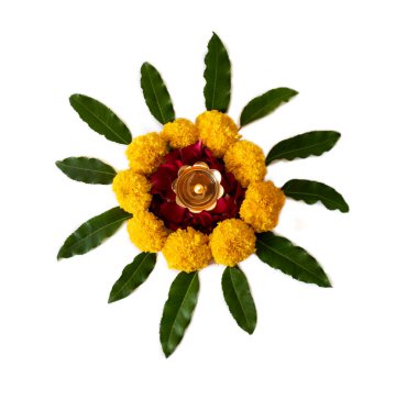 Diwali ya da Pongal için çiçek rangoli kadife çiçeği ya da zendu çiçeği ve beyaz arkaplanda kırmızı gül yaprakları kullanılır.