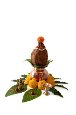 Kalash pujan Hint festivali akshaya tritiya dekoratif kalaşla hindistan cevizi ve çiçek desenli yaprak