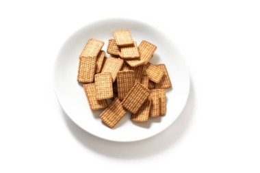 Tabakta beyaz arka planda Hindistan bisküvileri