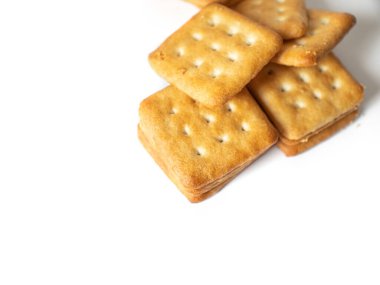 Beyaz arka planda beyaz Hindistan bisküvileri ve kaju kurabiyeleri.