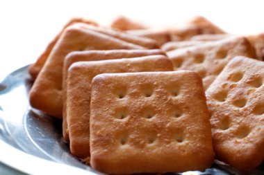 Beyaz arka planda beyaz Hindistan bisküvileri ve kaju kurabiyeleri.