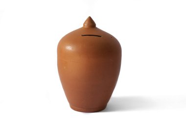Zaman kazandıran Clay Piggy kumbarası. Beyaz arka planda Hint parası.