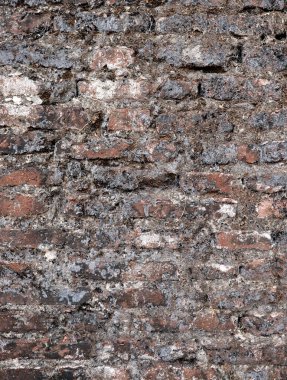 Kiremit yolu olan eski kahverengi tuğla duvar, tuğla panjurlu arka plan duvarı