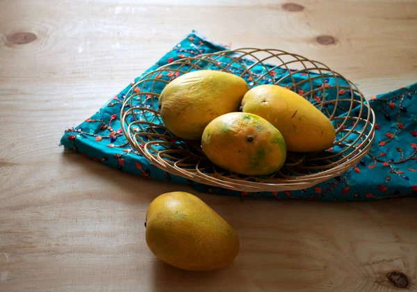 Mangues Dans Panier Mangues Avec Feuille Sur Fond Bois — Photo