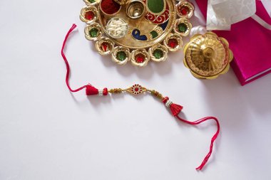 Hint festivali: Raksha Bandhan arkaplanında zarif bir Rakhi, Rice Grains ve Kumkum Raksha bandosu var.
