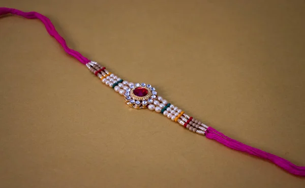 Rakhi Sur Fond Jaune Floral Occasion Happy Raksha Bandhan — Photo