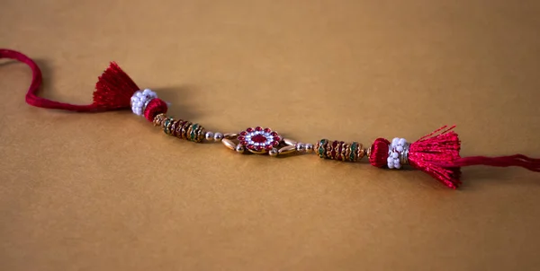 Rakhi Virágos Sárga Háttérrel Happy Raksha Bandhan Alkalmából — Stock Fotó