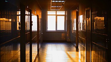 Gün batımında boş bir hastane koridoru.