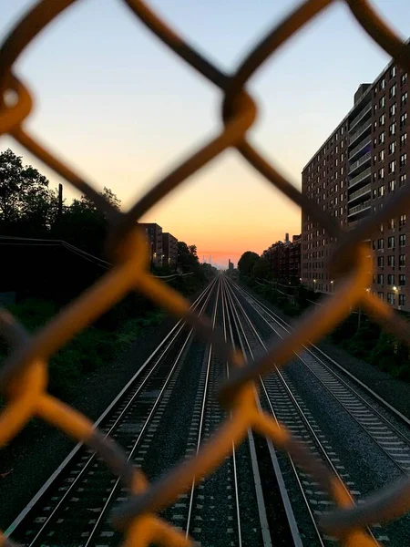 Treinsporen Verdwijnen Zonsondergang Aan Horizon Worden Gezien Door Een Ketting — Stockfoto