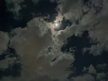 Gecenin atmosferi Ayın parlaklığıyla