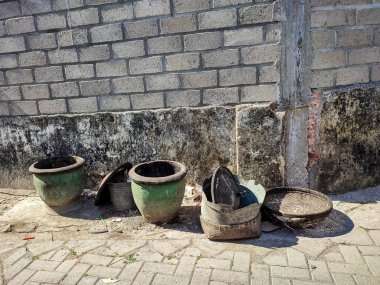 Yolun kenarındaki çöp tenekesi.