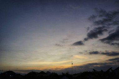 Öğleden sonra güneş doğuyor.