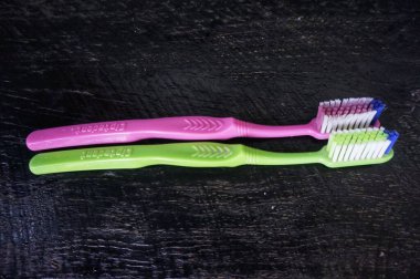 yeşil ve pembe diş fırçası