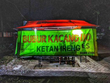 Soğuk bir gecede komposto satıcısı