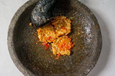 Baharatlı Tempe Sambal yemeğe hazır.