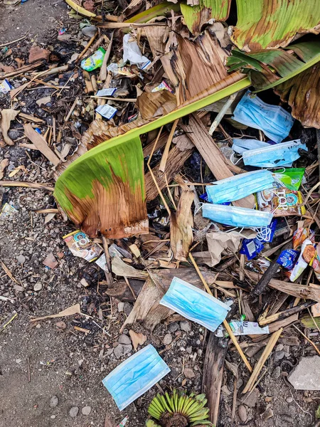 Déchets Médicaux Sous Forme Masques Déchets Ménagers Feuilles Sèches Prêts — Photo