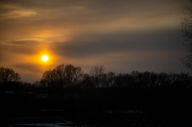 Yolun karşısındaki şehirde güzel bir gün batımı