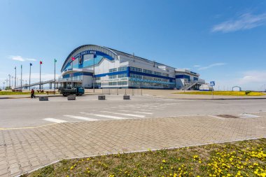 Baharda Yerofey Arena 'nın yanındaki meydanda.